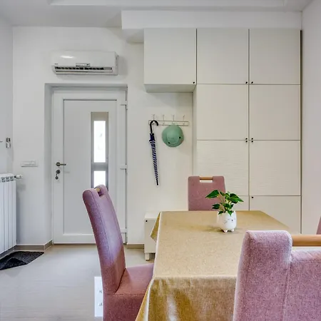 New Lavander 04 With Free Parking * Pula
