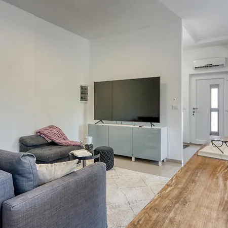 New Lavander 04 With Free Parking Pula